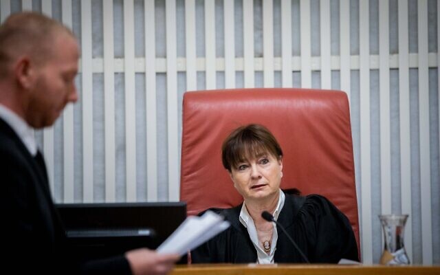 La juge de la Cour suprême Anat Baron arrive au tribunal pour une audience, le 3 novembre 2019. (Crédit : Yonatan Sindel/Flash90) La juge de la Cour suprême Anat Baron arrive au tribunal pour une audience, le 3 novembre 2019. (Crédit : Yonatan Sindel/Flash90)