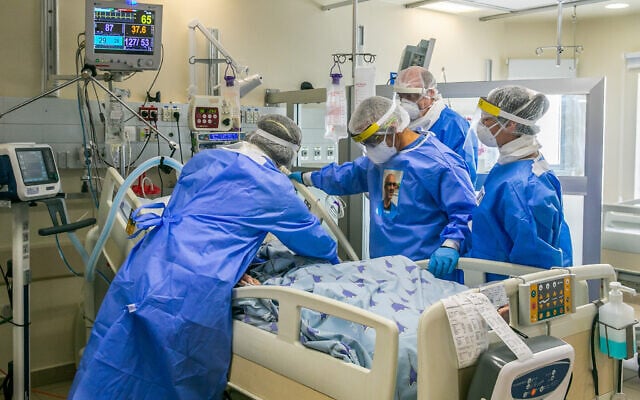 Des médecins de l'hôpital Ichilov à Tel Aviv soignent un patient dans l'unité de coronavirus, le 4 mai 2020. (Yossi Aloni / Flash90)