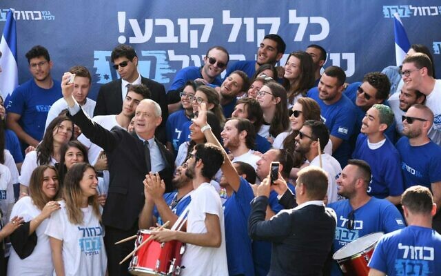 Le chef du parti Kakhol lavan Benny Gantz prend un selfie avec des activistes au QG du parti, le 8 avril 2019. (Sraya Diamant) Le chef du parti Kakhol lavan Benny Gantz prend un selfie avec des activistes au QG du parti, le 8 avril 2019. (Sraya Diamant)