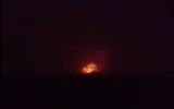 On peut voir une explosion venant d'une base aérienne, qui serait utilisée par des milices soutenues par l'Iran, en dehors de la ville d'Hama dans le nord de la Syrie, le 29 avril 2018. (Capture d'écran: Facebook)