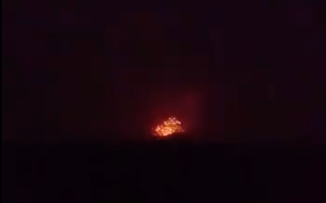 On peut voir une explosion venant d'une base aérienne, qui serait utilisée par des milices soutenues par l'Iran, en dehors de la ville d'Hama dans le nord de la Syrie, le 29 avril 2018. (Capture d'écran: Facebook)
