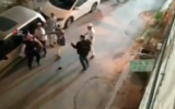 Un homme palestinien est attaqué par un groupe d'Israéliens dans la ville cisjordanienne d'Hébron, le 13 juin 2020.  (Capture d'écran: Twitter)