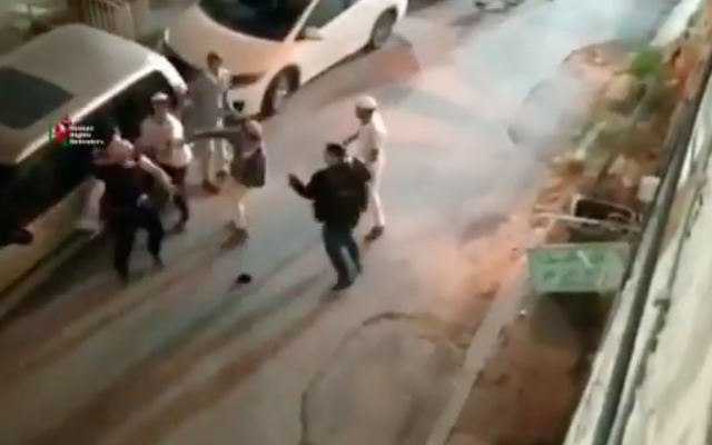 Un homme palestinien est attaqué par un groupe d'Israéliens dans la ville cisjordanienne d'Hébron, le 13 juin 2020.  (Capture d'écran: Twitter)