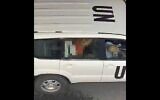 Une femme est sur un homme dans l'arrière d'un véhicule des Nations unies dans une vidéo qui a été très largement partagée le 26 juin 2020. On pense que la vidéo a été tournée à Tel Aviv et l'image a été pixélisée par le Times of Israël. (Capture d'écran : Twitter)