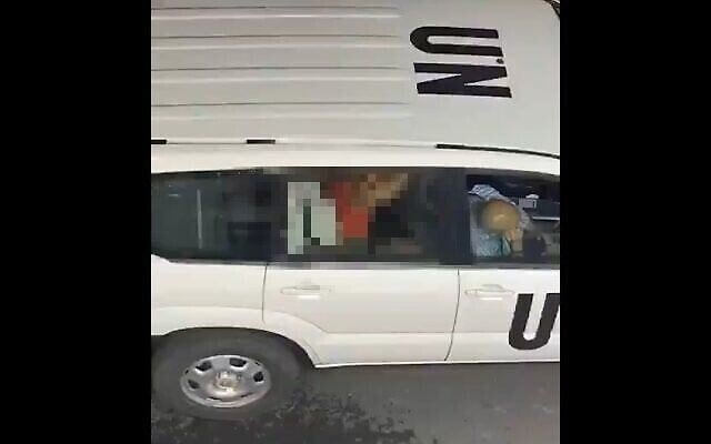 Une femme est sur un homme dans l'arrière d'un véhicule des Nations unies dans une vidéo qui a été très largement partagée le 26 juin 2020. On pense que la vidéo a été tournée à Tel Aviv et l'image a été pixélisée par le Times of Israël. (Capture d'écran : Twitter)