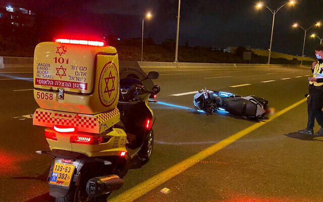 Des véhicules d'urgentistes sur la scène d'un accident mortel de scooter qui a eu lieu sur la route 471 dans le centre d'Israël, le 19 juin 2020. (Autorisation : Magen David Adom) Des véhicules d'urgentistes sur la scène d'un accident mortel de scooter qui a eu lieu sur la route 471 dans le centre d'Israël, le 19 juin 2020. (Autorisation : Magen David Adom)