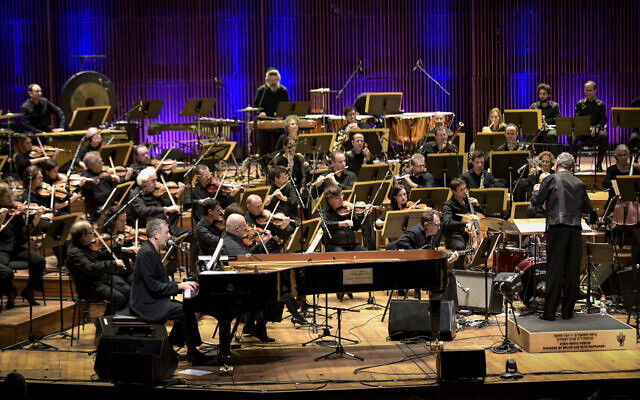 Le chanteur et compositeur israélien Yoni Rechter se produit avec l'Orchestre philharmonique d'Israël à Tel Aviv, le 7 février 2018. (Yossi Zeliger/Flash90) Le chanteur et compositeur israélien Yoni Rechter se produit avec l'Orchestre philharmonique d'Israël à Tel Aviv, le 7 février 2018. (Yossi Zeliger/Flash90)