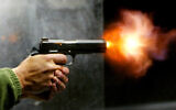 Un homme israélien tire au pistolet dans un salle de tir à Jérusalem, le 8 mars 2007. (Olivier Fitoussi/Flash90)
