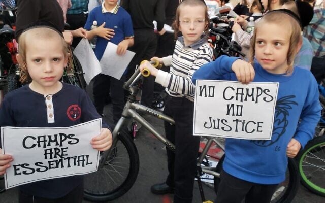 Des enfants orthodoxes à New York lors d'une manifestation pour que leurs camps de vacances ouvrent pendant l'épidémie du coronavirus (Satmar Headquarters Twitter) Des enfants orthodoxes à New York lors d'une manifestation pour que leurs camps de vacances ouvrent pendant l'épidémie du coronavirus (Satmar Headquarters Twitter)