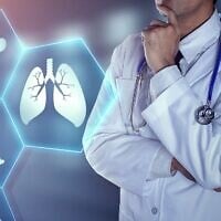 Image d'un docteur avec des icônes digitales (chaiyapruek2520, iStock by Getty Images)