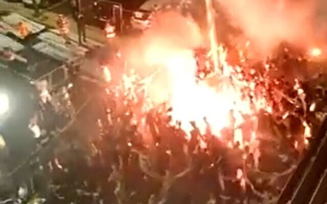 Des supporters de l'équipe de foot du Maccabi Tel Aviv fêtent la victoire de leur équipe avec des joueurs, le 3 juin 2020.
(Capture d'écran : Walla) Des supporters de l'équipe de foot du Maccabi Tel Aviv fêtent la victoire de leur équipe avec des joueurs, le 3 juin 2020.
(Capture d'écran : Walla)