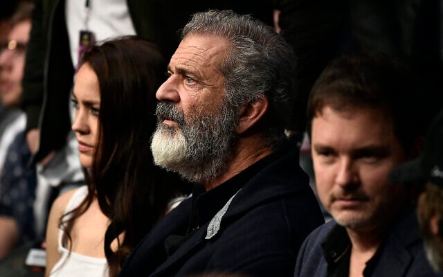 Mel Gibson à un événement de l'UFC avec sa compagne Rosalind Ross à Las Vegas, le 14 décembre 2019. (Chris Unger/Zuffa LLC/Getty Images via JTA)