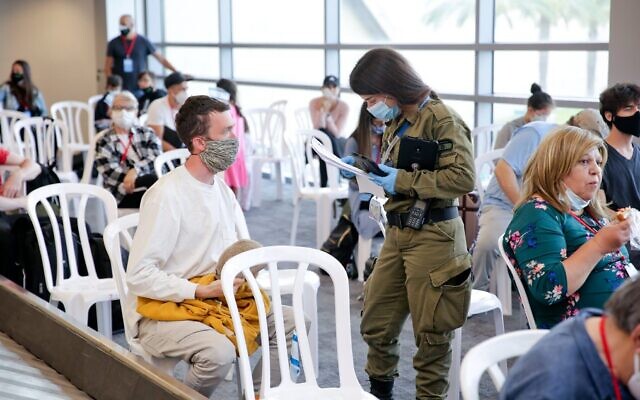 Des nouveaux immigrants arrivent à l'aéroport Ben Gurion, le 9 juin 2020. 
(Autorisation: Nefesh B'Nefesh/Yonit Schiller)