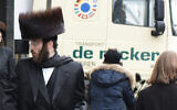 À titre d'illustration : des Juifs ultra-orthodoxes dans une rue d'Anvers, en Belgique, le 16 mars 2016. (Crédit : Cnaan Liphshiz)