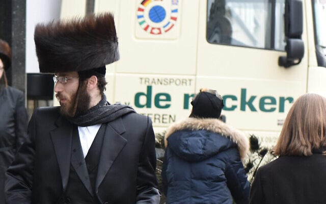 À titre d'illustration : des Juifs ultra-orthodoxes dans une rue d'Anvers, en Belgique, le 16 mars 2016. (Crédit : Cnaan Liphshiz) À titre d'illustration : des Juifs ultra-orthodoxes dans une rue d'Anvers, en Belgique, le 16 mars 2016. (Crédit : Cnaan Liphshiz)