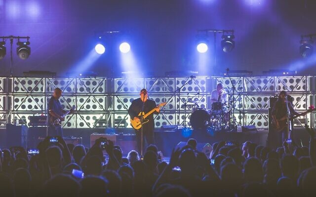 Le chanteur principal des Pixies Black Francis sur scène à Césarée en 2017. (Autorisation: Ariel Efron)