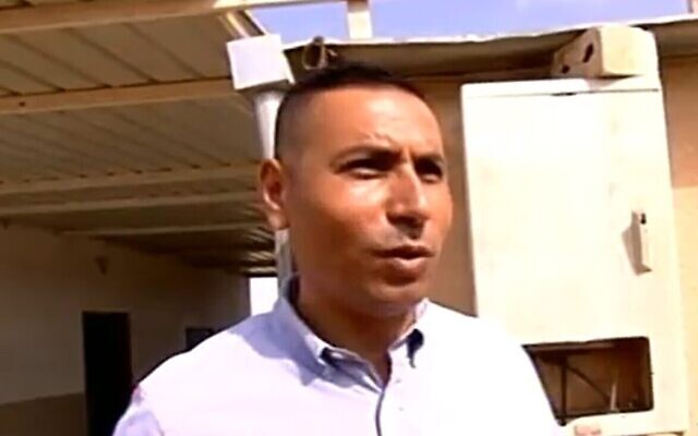 Khatam Abu Qeider, le principal de l'école Neve Midbar, parle avec la Douzième chaîne en 2017 (Capture d'écran) Khatam Abu Qeider, le principal de l'école Neve Midbar, parle avec la Douzième chaîne en 2017 (Capture d'écran)