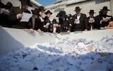 Des hommes prient devant la tombe du défunt rebbe loubavitch Menachem Mendel Schneerson pour le 20ème anniversaire de sa mort au Queens, Ney York, le 1 juillet 2014. (Adam Ben Cohen/Chabad.org)