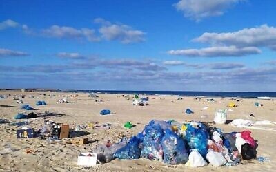 Des déchets sur une plage israélienne, image d'une présentation par l'élue Miki Haimovich lors d'une réunion à la Knesset de la Commission des Affaires intérieures et de l'environnement sur les déchets, le 2 juin 2020.