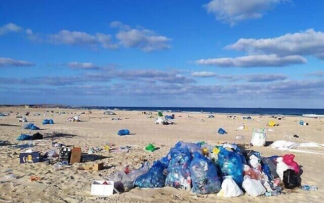 Des déchets sur une plage israélienne, image d'une présentation par l'élue Miki Haimovich lors d'une réunion à la Knesset de la Commission des Affaires intérieures et de l'environnement sur les déchets, le 2 juin 2020.