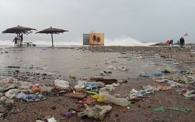 Des déchets sur une plage israélienne, image d'une présentation par l'élue Miki Haimovich lors d'une réunion à la Knesset de la Commission des Affaires intérieures et de l'environnement sur les déchets, le 2 juin 2020. (Société pour la Protection de la Nature en Israël)