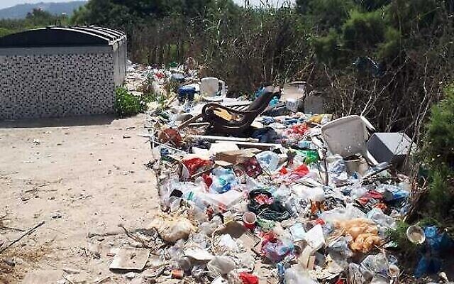 Des déchets qui s'accumulent à côté d'une décharge, image d'une présentation par l'élue Miki Haimovich lors d'une réunion à la Knesset de la Commission des Affaires intérieures et de l'environnement sur les déchets, le 2 juin 2020. (Yael Levi-Efrat, Société pour la Protection de la Nature en Israël)