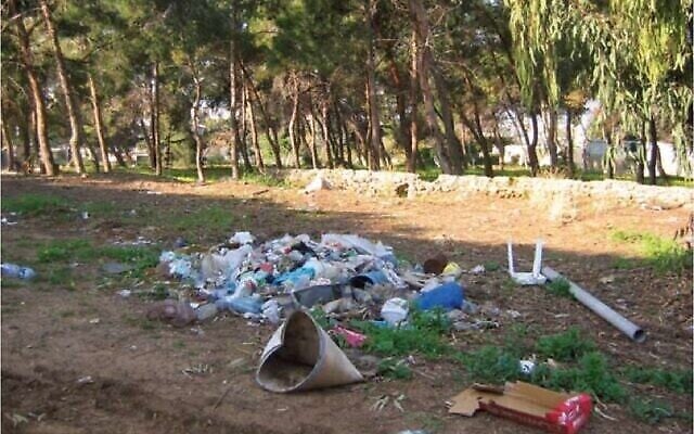 Des déchets abandonnés dans la nature, image d'une présentation par l'élue Miki Haimovich lors d'une réunion à la Knesset de la Commission des Affaires intérieures et de l'environnement sur les déchets, le 2 juin 2020. (Société pour la Protection de la Nature en Israël)
