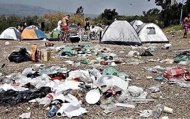 Des déchets laissés par des campeurs, image d'une présentation par l'élue Miki Haimovich lors d'une réunion à la Knesset de la Commission des Affaires intérieures et de l'environnement sur les déchets, le 2 juin 2020.
