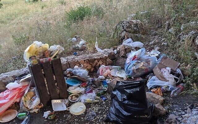 Des déchets abandonnés dans la nature, image d'une présentation par l'élue Miki Haimovich lors d'une réunion à la Knesset de la Commission des Affaires intérieures et de l'environnement sur les déchets, le 2 juin 2020.