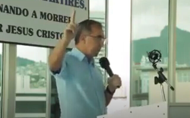 Le pasteur Tupirani da Hora Lores prêche dans son église de Rio de Janeiro au mois de juin 2020. (Autorisation : Sinagoga Sem Fronteiras via JTA) Le pasteur Tupirani da Hora Lores prêche dans son église de Rio de Janeiro au mois de juin 2020. (Autorisation : Sinagoga Sem Fronteiras via JTA)