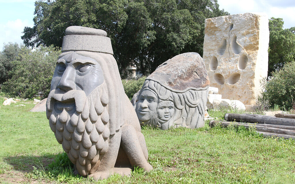 Une statue du sculpteur Dagan Shkovsky au Kibbutz Ein Carmel, près de Haïfa (Crédit :  Shmuel Bar-Am)