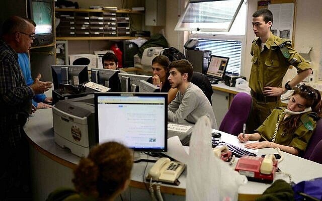 La salle de rédaction de la Radio de l'armée, composée à la fois de soldats conscrits et de civils. (Crédit : Tomer Neuberg/Flash 90/File) La salle de rédaction de la Radio de l'armée, composée à la fois de soldats conscrits et de civils. (Crédit : Tomer Neuberg/Flash 90/File)