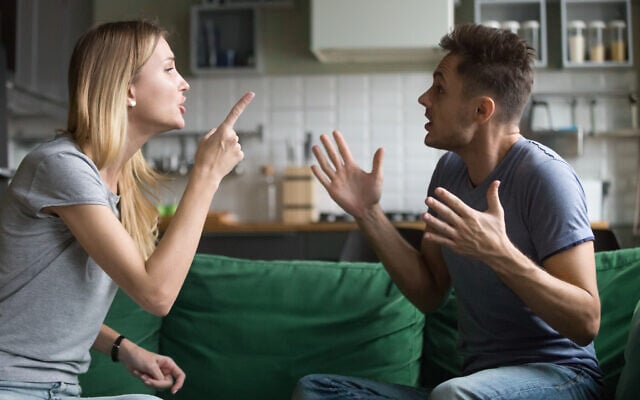 Un couple se dispute (Crédit : IStock via Getty Images)