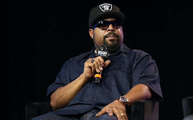 Ice Cube s'exprime sur scène au Magic Box le 27 octobre 2019 à Los Angeles, en Californie. (Phillip Faraone/Getty Images pour REVOLT via JTA) Ice Cube s'exprime sur scène au Magic Box le 27 octobre 2019 à Los Angeles, en Californie. (Phillip Faraone/Getty Images pour REVOLT via JTA)
