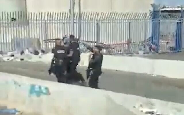 Un Palestinien placé en détention au checkpoint de Qalandiya après qu'un couteau a été trouvé en sa possession, le 27 juin 2020 (Capture d'écran/Kann) Un Palestinien placé en détention au checkpoint de Qalandiya après qu'un couteau a été trouvé en sa possession, le 27 juin 2020 (Capture d'écran/Kann)