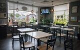 Illustration : Tables d'un restaurant. (AP Photo/J. Scott Applewhite)