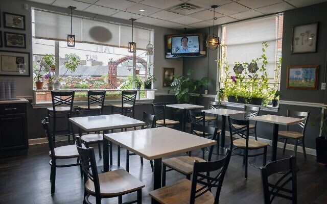 Illustration : Tables d'un restaurant. (AP Photo/J. Scott Applewhite)