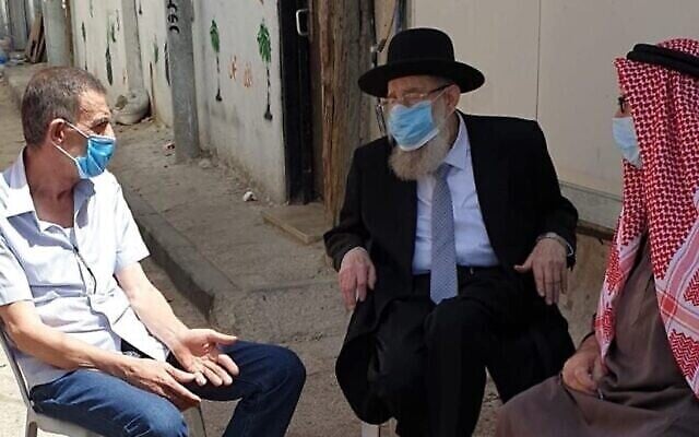 Le grand-rabbin de Jérusalem Aryeh Stern s'entretient avec des membres de la famille d'Iyad Halak et leur adresse ses condoléances, le 2 juin 2020. (Autorisation : Municipalité de Jérusalem)