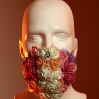 Un masque créé par le designer Shimon Kastiel pour une exposition démarrant le 10 juin 2020 au Musée du design de Holon. (Autorisation : Ran Yehezkel) Un masque créé par le designer Shimon Kastiel pour une exposition démarrant le 10 juin 2020 au Musée du design de Holon. (Autorisation : Ran Yehezkel)