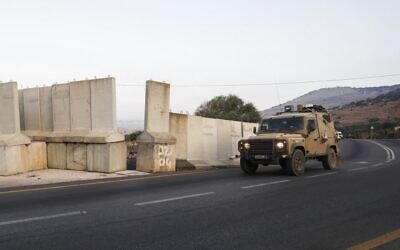Un véhicule militaire israélien patrouille à la frontière israélo-libanaise près du village de Ghajar, le 26 août 2019. (JALAA MAREY / AFP)