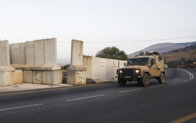Un véhicule militaire israélien patrouille à la frontière israélo-libanaise près du village de Ghajar, le 26 août 2019. (JALAA MAREY / AFP) Un véhicule militaire israélien patrouille à la frontière israélo-libanaise près du village de Ghajar, le 26 août 2019. (JALAA MAREY / AFP)