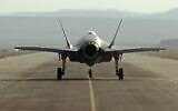 Un F-35 I israélien participe à l'exercice multinational de défense aérienne "Blue Flag" sur la base aérienne d'Ovda, au nord de la ville israélienne d'Eilat, le 11 novembre 2019. (Jack Guez/AFP)