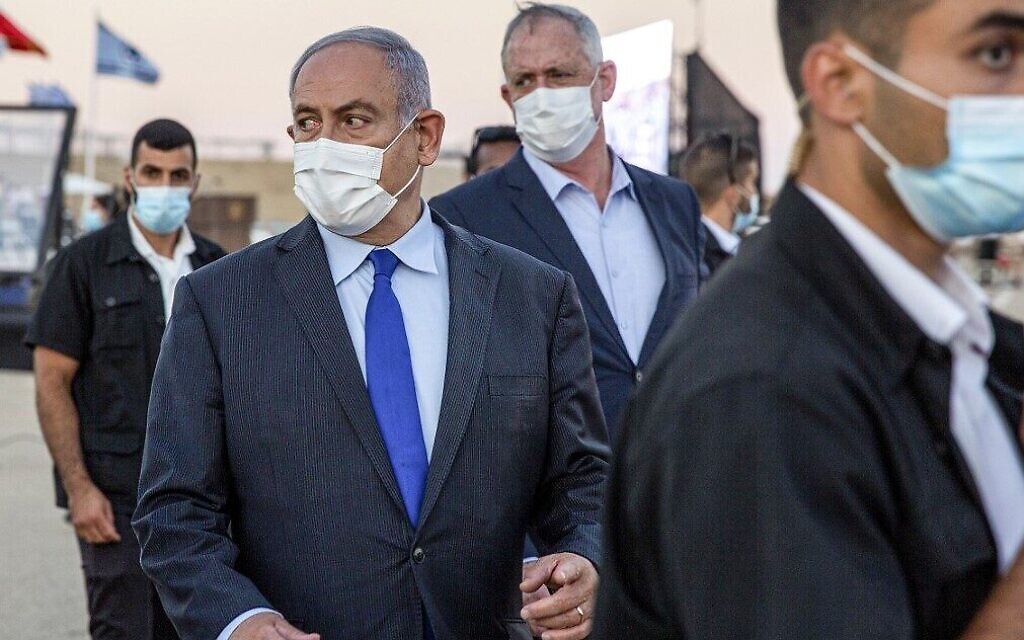 Le Premier ministre Benjamin Netanyahu (centre gauche) et son partenaire de coalition, le ministre de la Défense Benny Gantz (centre droit), arrivent pour une cérémonie de remise de diplômes aux nouveaux pilotes sur la base aérienne de Hatzerim, dans le sud d'Israël, le 25 juin 2020. (Ariel Schalit/Pool/AFP)