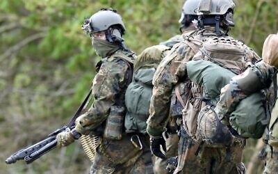 Illustration : Des parachutistes de l'unité spéciale KSK (Kommando Spezialkraefte) des forces armées allemandes de la Bundeswehr prennent part à un exercice militaire à Ahrenvioelfeld, près de Husum, dans le nord de l'Allemagne, le 10 mai 2017. (Crédit : Carsten Rehder / dpa / AFP)