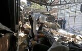 Le personnel iranien de sécurité et de sauvetage sur le site d'une explosion au centre de santé de Sina At'har, dans le quartier de Tajrish, dans le nord de la capitale, Téhéran, le 1er juillet 2020. (Crédit : ATTA KENARE / AFP)