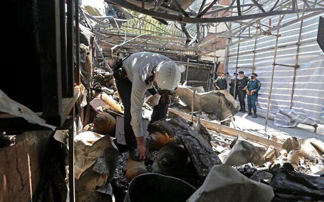 Le personnel iranien de sécurité et de sauvetage sur le site d'une explosion au centre de santé de Sina At'har, dans le quartier de Tajrish, dans le nord de la capitale, Téhéran, le 1er juillet 2020. (Crédit : ATTA KENARE / AFP)
