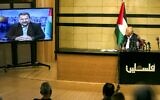 Un haut responsable du Fatah, Jibril Rajoub, dans la ville de Ramallah en Cisjordanie, assiste par vidéoconférence à une réunion avec le chef adjoint du Hamas, Saleh al-Arouri (sur l'écran depuis Beyrouth), pour discuter du plan d'annexion de certaines parties de la Cisjordanie par Israël, le 2 juillet 2020. (ABBAS MOMANI / AFP)