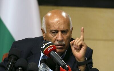 Le haut responsable du Fatah Jibril Rajoub, dans la ville de Ramallah en Cisjordanie, assiste par vidéoconférence à une réunion avec le chef adjoint du Hamas Saleh Arouri (non vu) pour discuter du plan d'annexion de certaines parties de la Cisjordanie par Israël, le 2 juillet 2020. (ABBAS MOMANI / AFP)