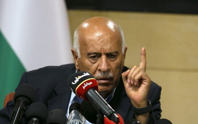 Le haut responsable du Fatah Jibril Rajoub, dans la ville de Ramallah en Cisjordanie, assiste par vidéoconférence à une réunion avec le chef adjoint du Hamas Saleh Arouri (non vu) pour discuter du plan d'annexion de certaines parties de la Cisjordanie par Israël, le 2 juillet 2020. (ABBAS MOMANI / AFP)