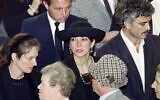 Ghislaine Maxwell, au centre, fille du magnat de la presse britannique Robert Maxwell, assiste au service funéraire pour l'inhumation de son père sur le mont des Oliviers, à Jérusalem, le 10 novembre 1991. (Sven NACKSTRAND / AFP)